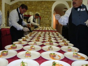 Ein besonderes Abendessen in der Toskana - die Chefköche bei der Arbeiti