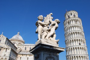 Der schiefe Turm von Pisa mit Kathedrale und Skulptur