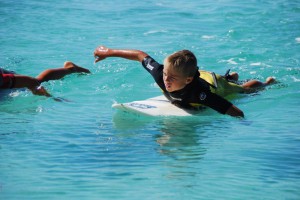 Kinder in der Surfschule Vada