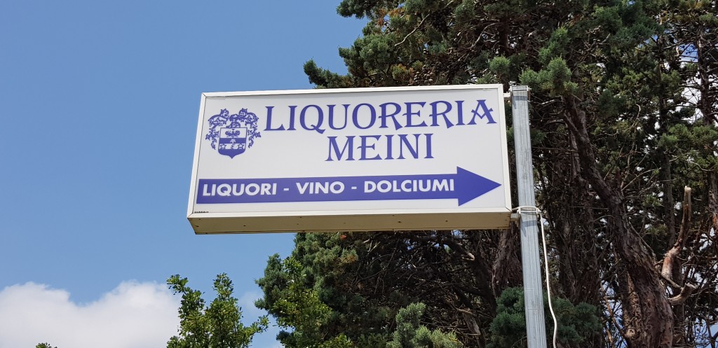 Schild zur Likörfabrik Liquoreria Meini in Lari