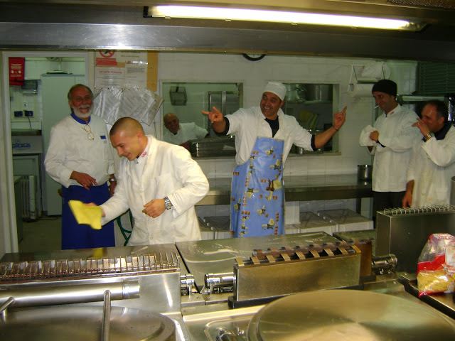 Spaß in der Küche für ein besonderes Abendessen in der Toskana
