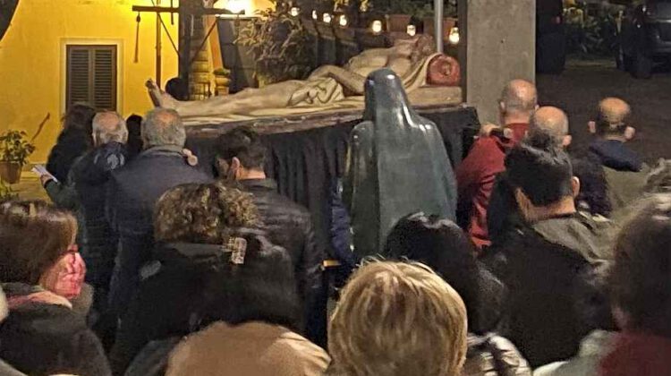 Eine Jesus-Statue wird am Karfreitag durch Sant'Ermo getragen