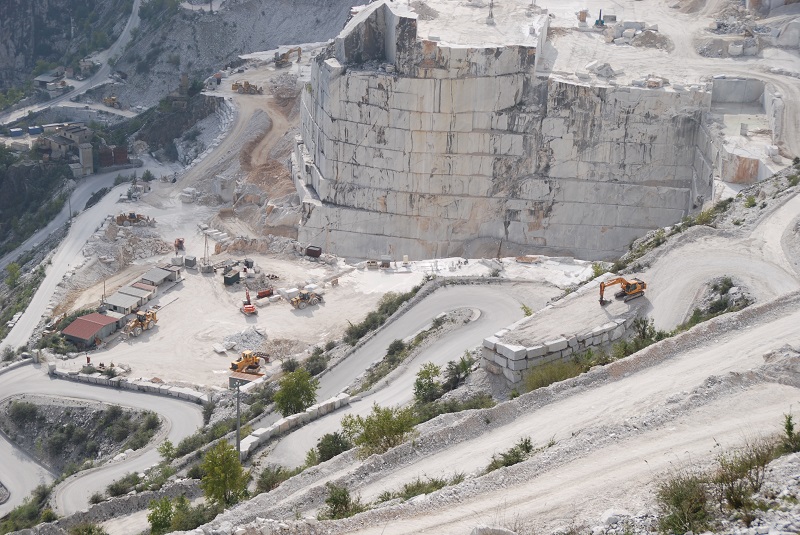 Arbeit im Marmor-Steinbruch Carrara in der Toskana