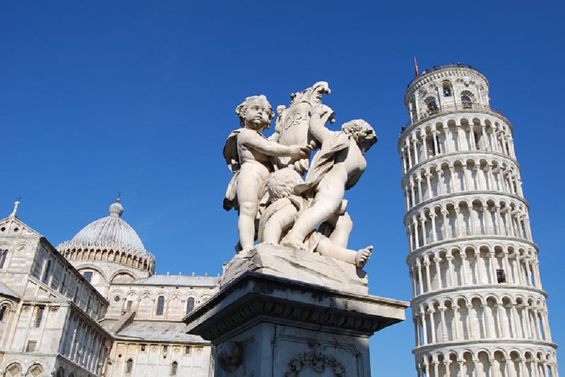 Der schiefe Turm in Pisa mit Kathedrale und Skulptur