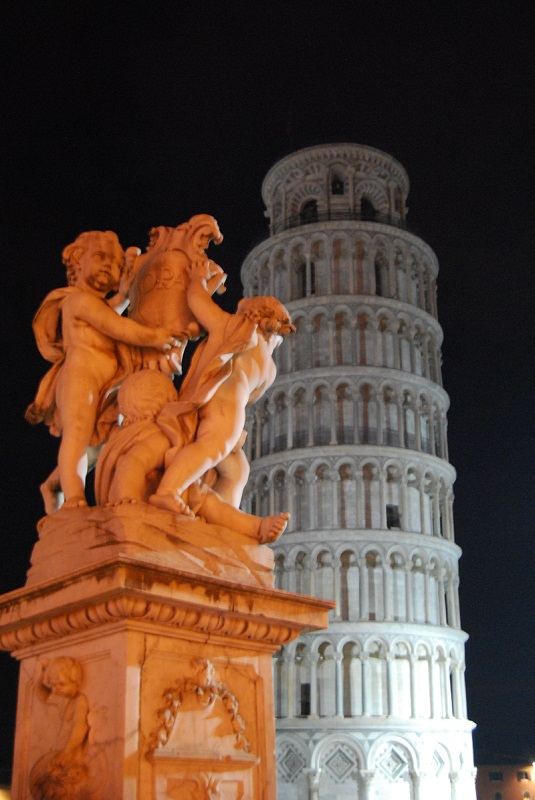 Der schiefe Turm von Pisa bei Nacht