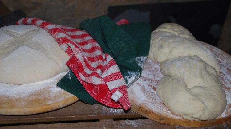 Selbstgemachtes Brot im Pizzaholzofen