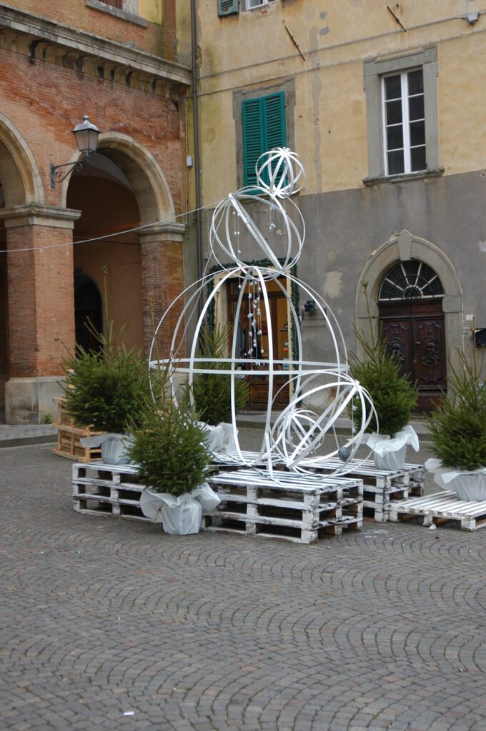 Moderner Weihnachtsbaum in Lari