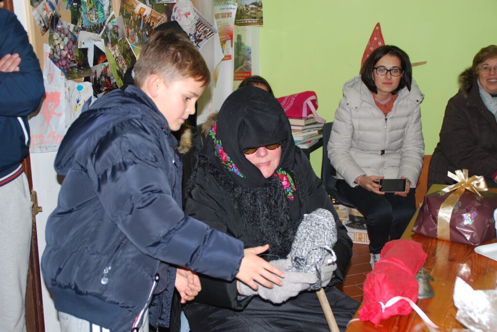 Befana bringt Süßigkeiten in der Toscana