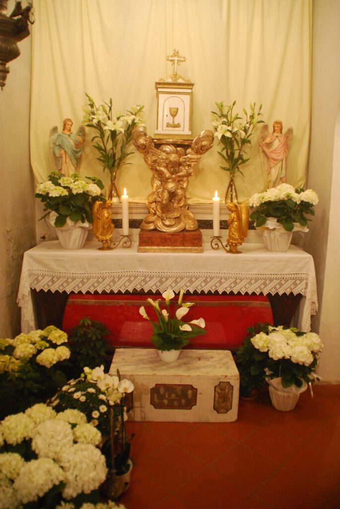 Festlich geschmückter Altar mit Callas