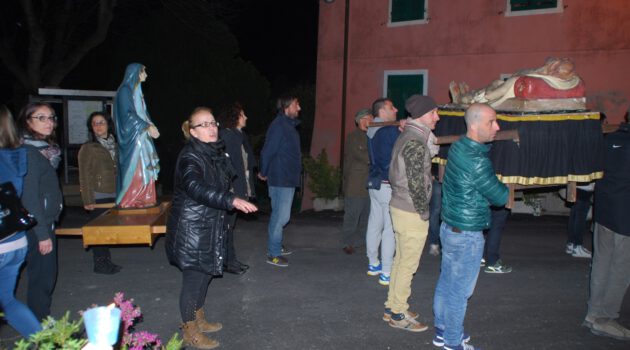 Festliche Osterprozession in der Toskana in jedem Dorf