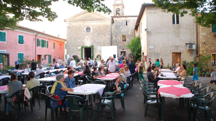 Heirat Toscana auf einer Piazza