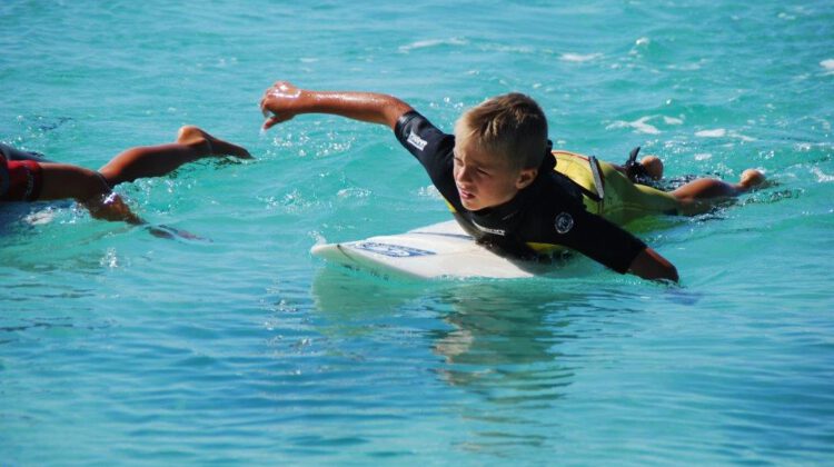 Kinder in der Surfschule Vada