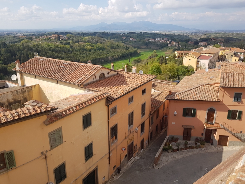 Ansicht von Lari , mittelalterliches Dorf in der Toskana
