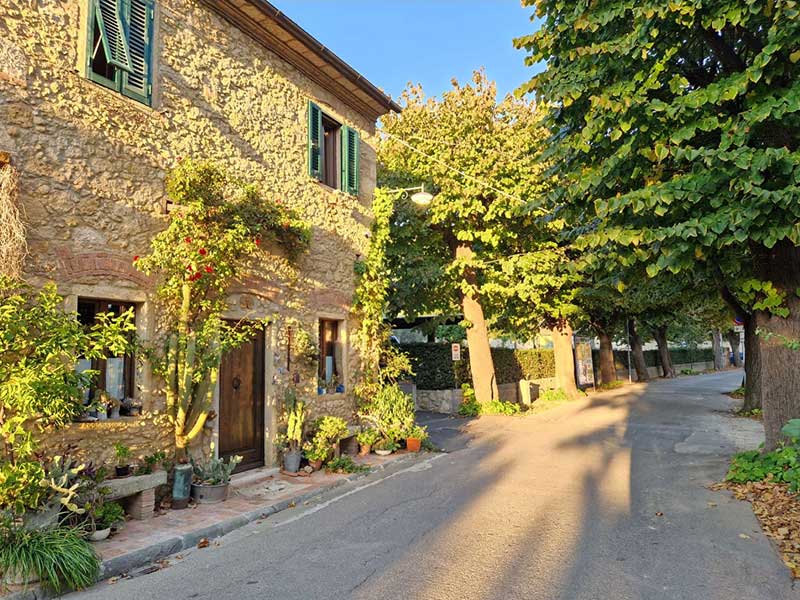 Die Gassen von Lari Casciana Terme im Herbstlicht
