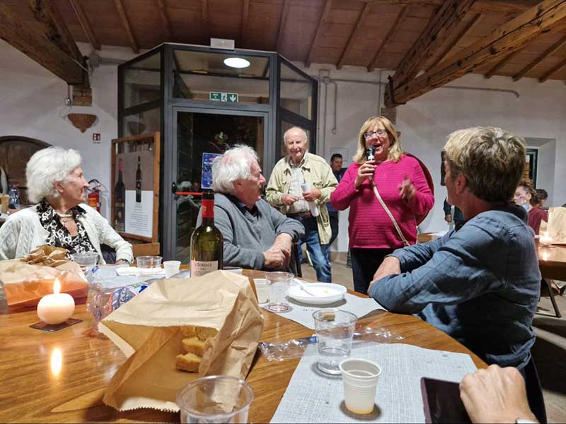 Fröhliches Beisammensein in der Cantina Volpi