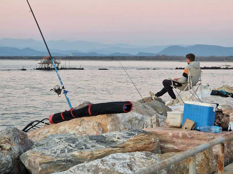 Angler an der Arnomündung
