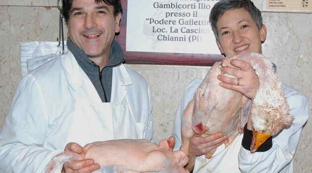 Metzger Simone und Barbara Cecotti mit Weihnachtsgänsen