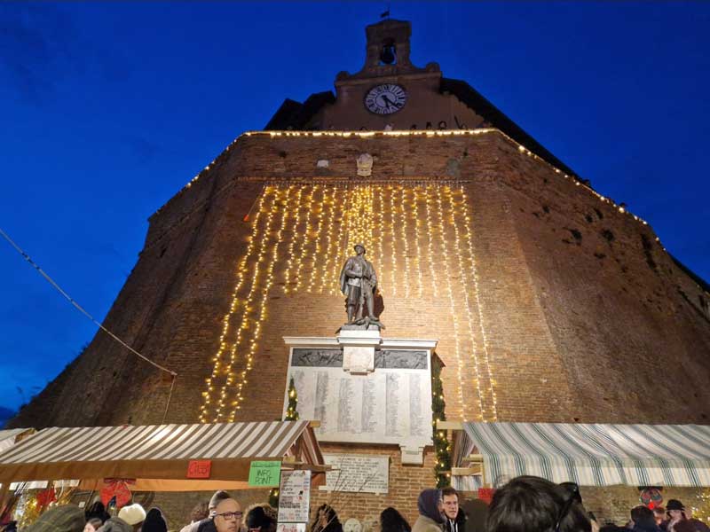 weihnachtlich geschmücktes Castello in Lari