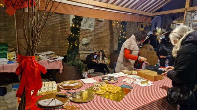 Kuchenstand Adventsmarkt Lari
