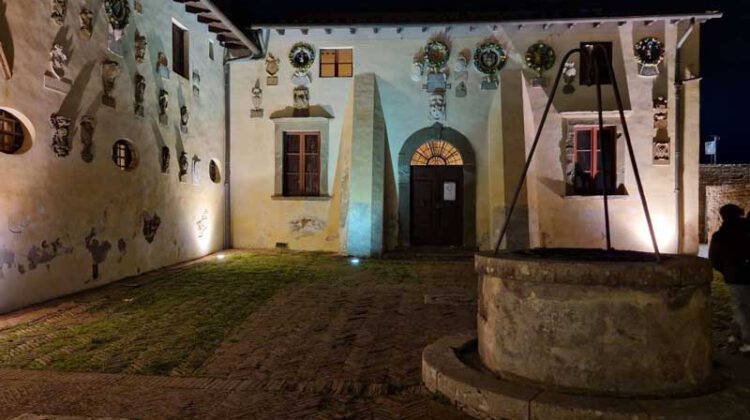 Innenhof des Castello in Lari am Abend