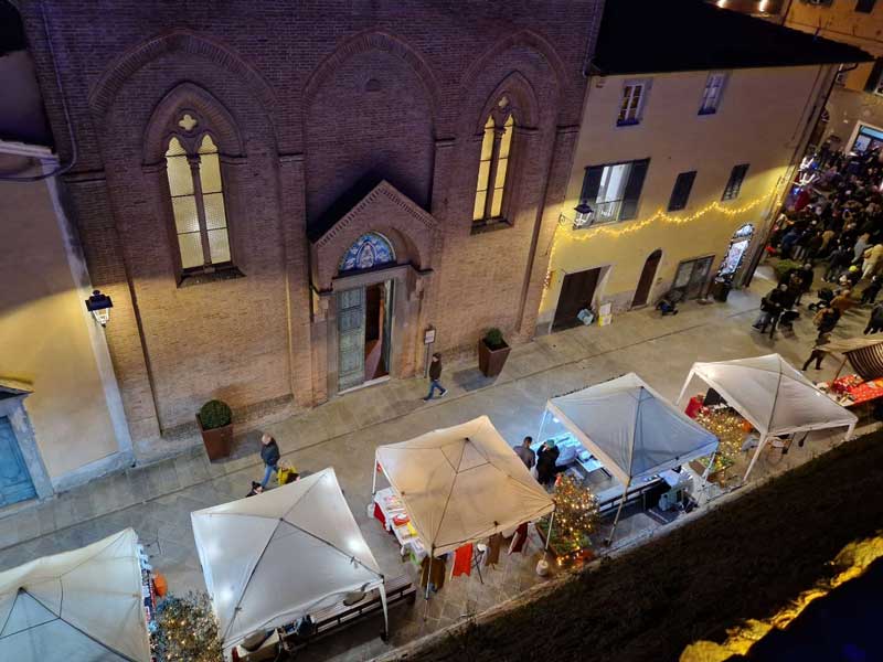 Scopri Lari aspettando il Natale - Buden am Castello