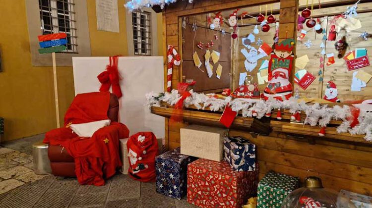 Scopri Lari aspettando il Natale - Weihnachtsmann-Sitzplatz