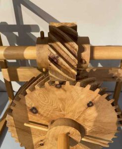 Holzmodell einer Schraegverzahnung im Museum über Leonardo da Vinci in Vinci, Toskana